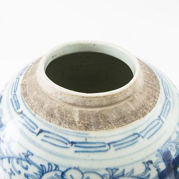 A set of two Chinese blue and white porcelain jars 19th/20th century.