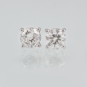 ÖRHÄNGEN, 18K vitguld med briljantslipade diamanter ca 0.81 ct. Vikt 1,6 gram.