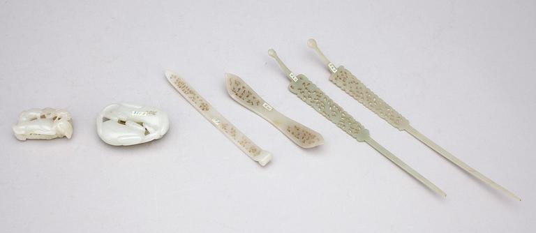 HÅRNÅLAR, 2 st, SPÄNNEN, 2 st samt FIGURINER, 2 st, nefrit, sannolikt Kina.
