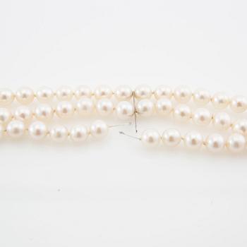 Bracelet of three strands of cultured pearls with a clasp of 18K white gold.