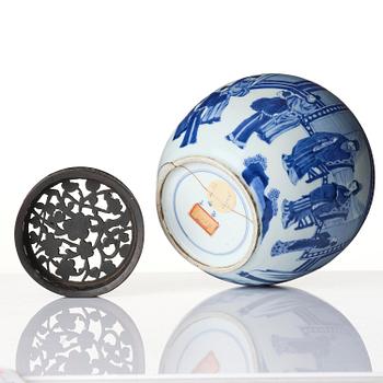 Urna, porslin. Qingdynastin, Kangxi (1662-1722).