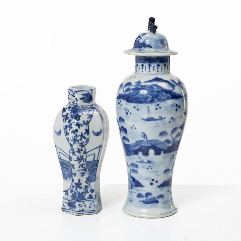 Two Chinese blue and white porcelain vases, Qing dynasty, 19th century.