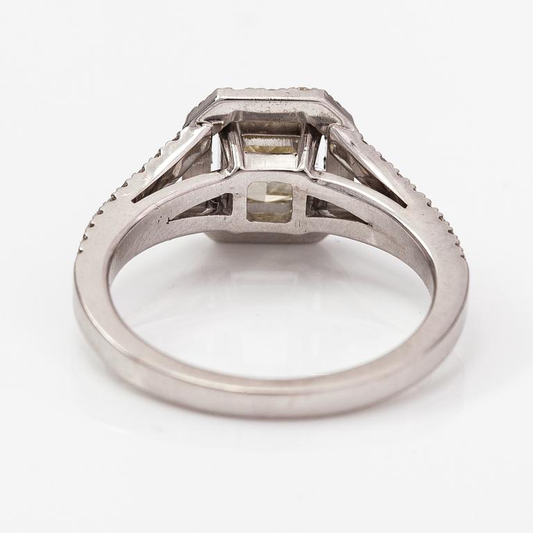 An 18K white gold ring with diamonds ca. 1.42 ct in total.