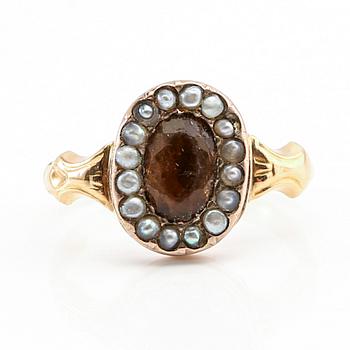 Ring in 18K gold with faceted glass and seed pearls.