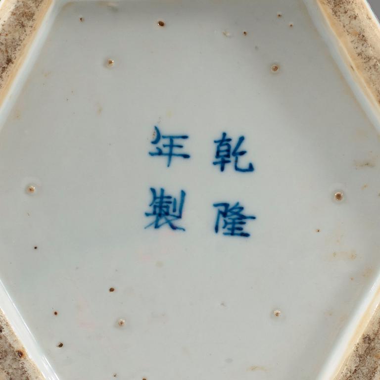 VAS, porslin, Qingdynastin 1800-tal. Med fyra karaktärers märke.