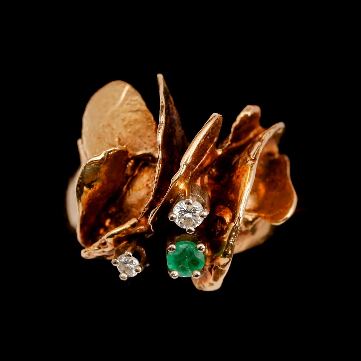 RING, 14 k guld, AJS, med smaragd och briljanter. Vikt 10 g.