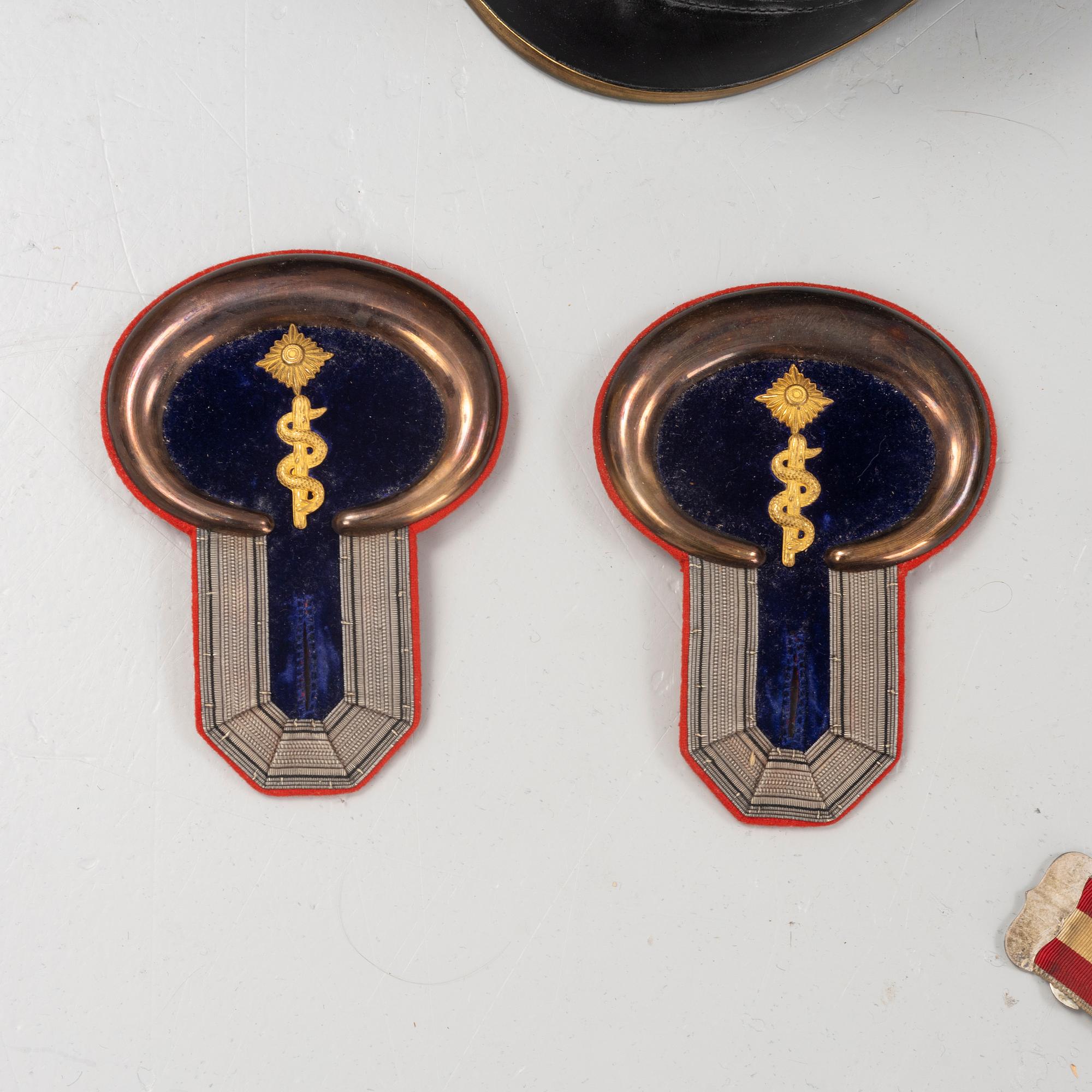 A lot with uniforms parts for German WWI medical officer.