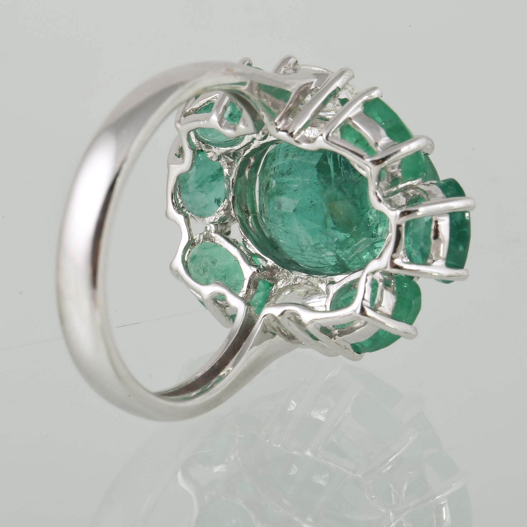 RING, 18K vitguld med 2 ovalslipade diamanter 0.63 ct samt ovalslipad smaragd 5.28 ct samt 6 mindre smaragder 2.90 ct.