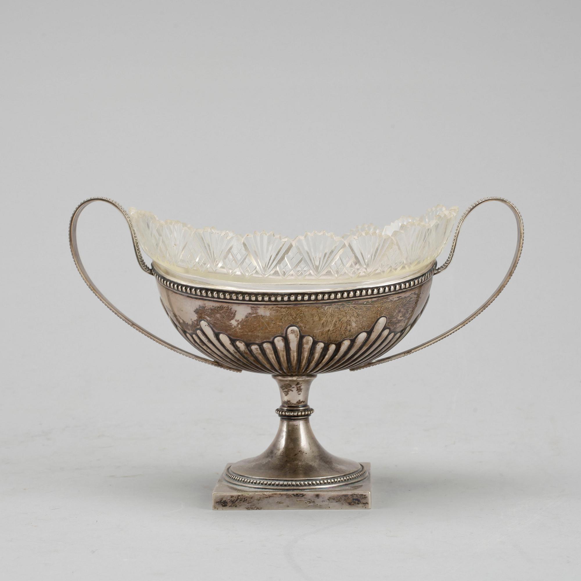 SKÅL MED GLASINSATS. Silver. CG Hallberg Stockholm 1902. Vikt ca 230 g.