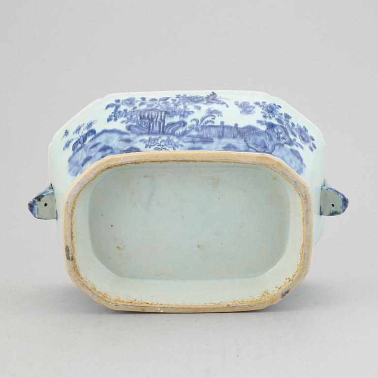 A blue and white tureen with cover, Qing dynasty, Qianlong (1736-95).