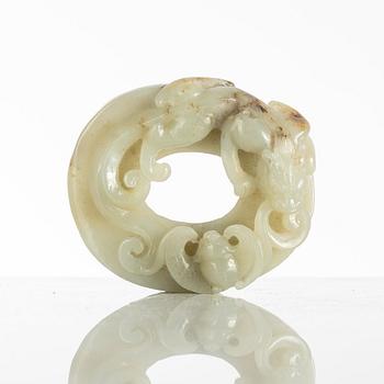 A scultpured nephrite object, Qing dynasty, circa 1900.
