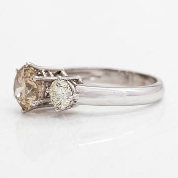 An 18K white gold ring, with 3 brilliant-cut diamonds totaling approximately 3.00 cts. With IGI and SJL- certificates.