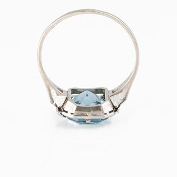 RING, Gustav Dahlgren & Co,  med fasettslipad akvamarin samt 6 åttkantslipade diamanter, 1930-tal.