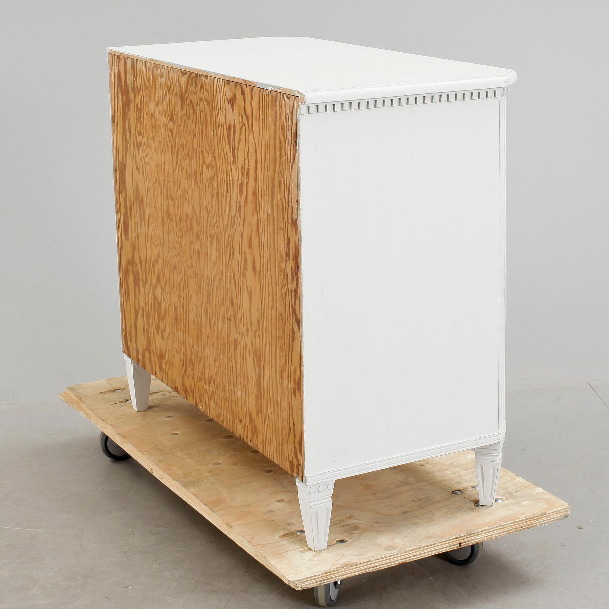 BYRÅ, gustaviansk stil, 1900-talets första hälft.