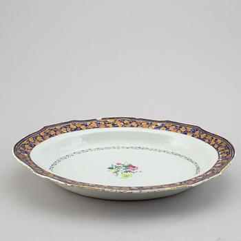 An oval famille rose dish, Qing dynasty, Qianlong (1736-95).