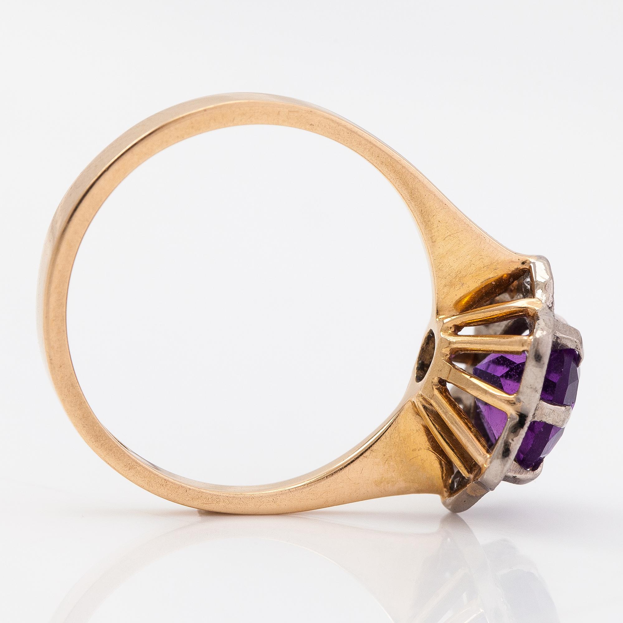 An 18K gold ring with an amethyst and diamonds ca. 0.15 ct in total. H. Lahtinen & Co, Helsinki 1973.