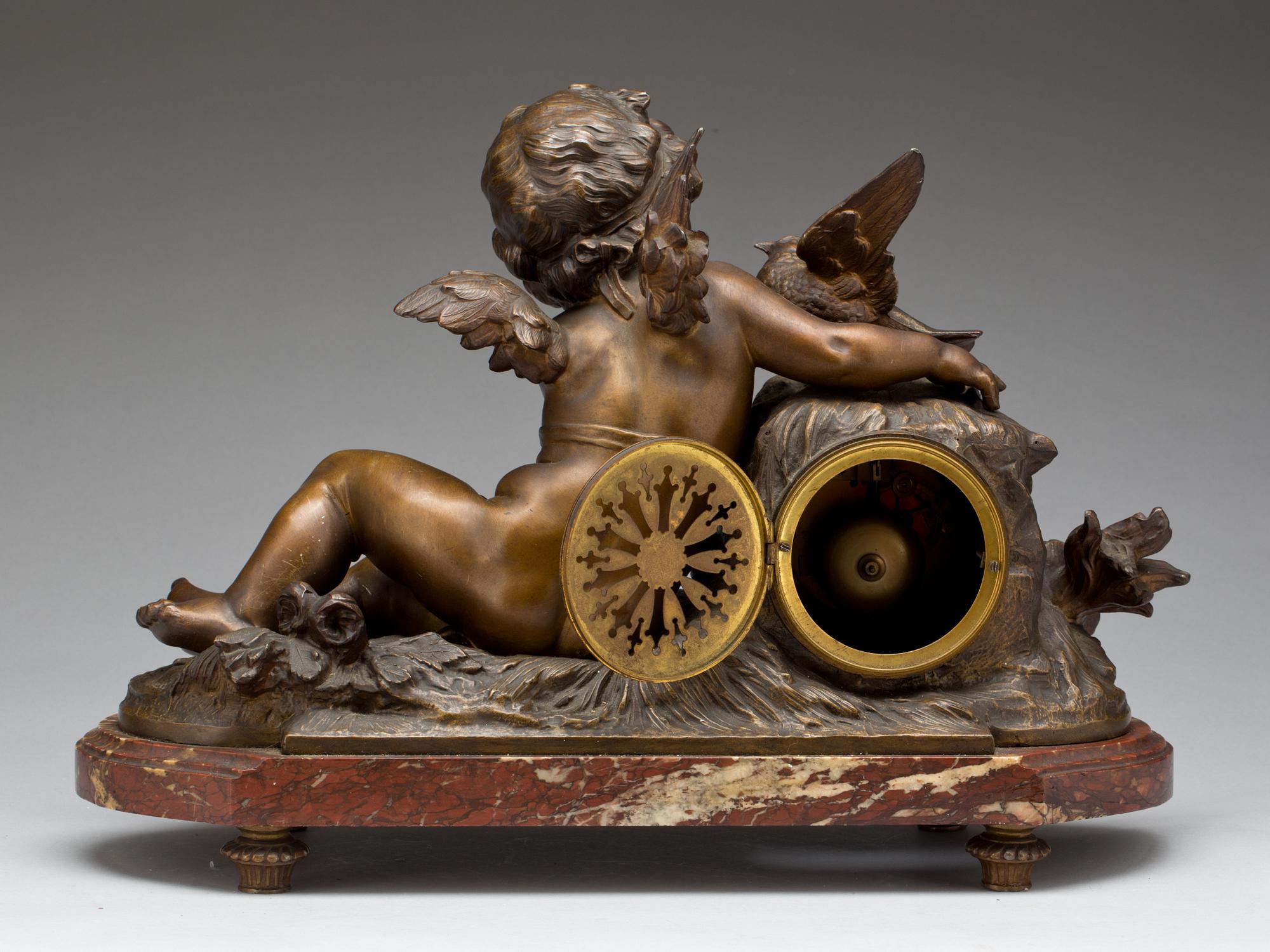 BORDSPENDYL, Louis XVI-stil, "Armor Charmeur" av Francois Moreau, Frankrike, omkring 1900.