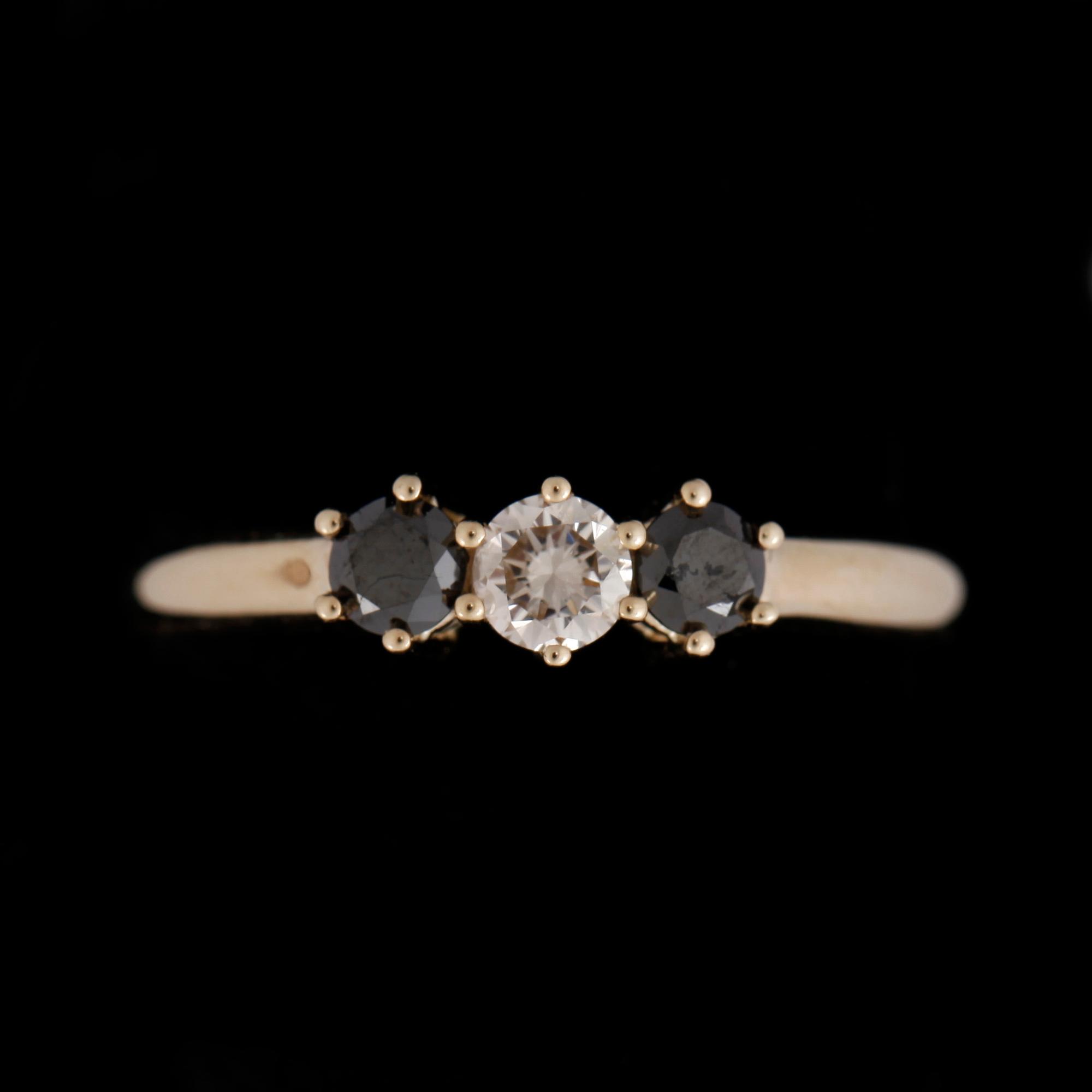 RING, 14k guld med diamant 0,18ct och färgade svarta diamanter tot 0,24ct. Vikt ca 2,29 gram.
