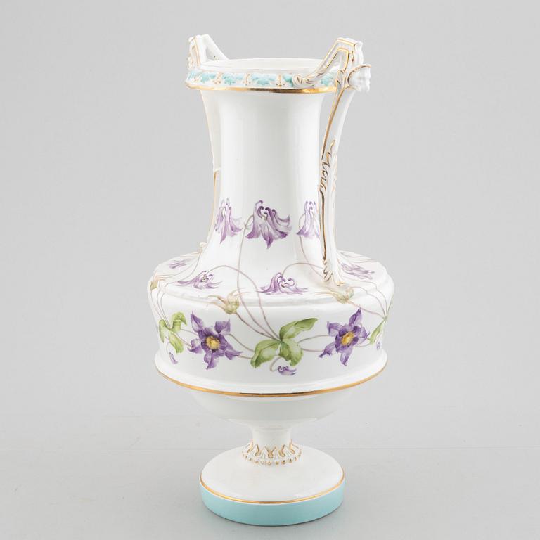 A porcelain urn, Rörstrand, circa 1900.