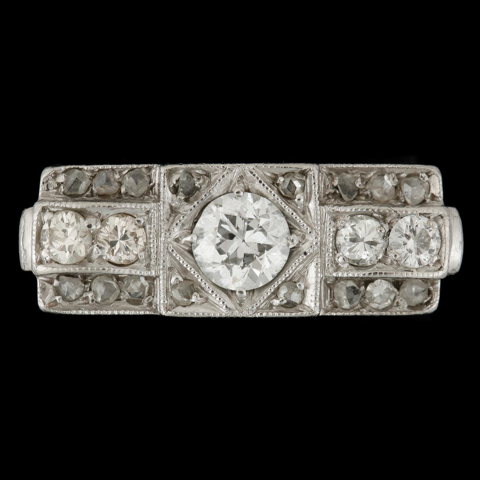 RING, ädelmetall med mestadels gammalslipade diamanter. 1900-talets första hälft. Vikt 5,3g.