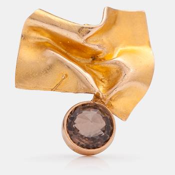 BJÖRN WECKSTRÖM, A 14K gold brooch with an smoky quartz. Lapponia 1966.