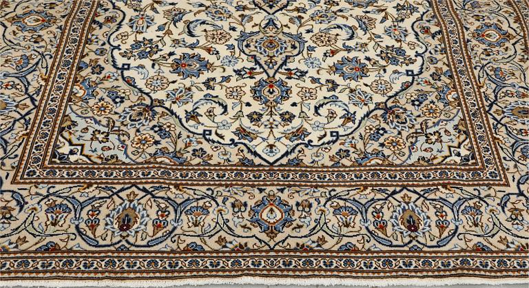 A Keshan carpet, 298 x 200 cm.