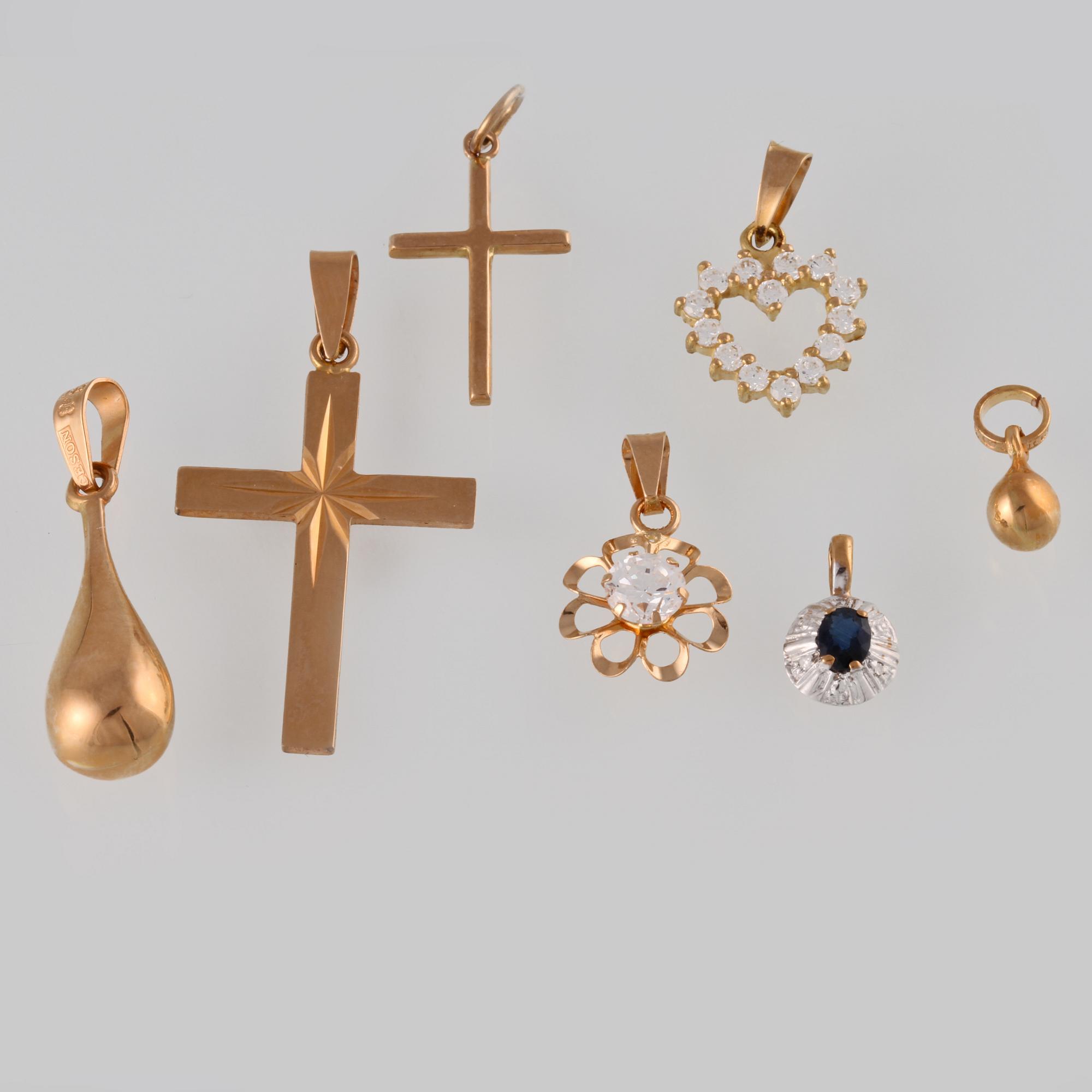 HÄNGEN, 7 st, 18K guld med fasettslipad blå safir, 3 små åttkantslipade diamanter samt fasettslipad paste. Vikt 6,0 gram.