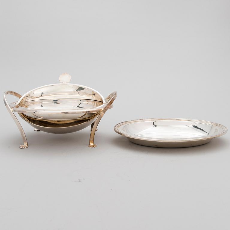 OVAL SERVERINGSSKÅL PÅ FOT OCH SERVERINGSFAT, försilvrade, 1900-talets senare hälft.