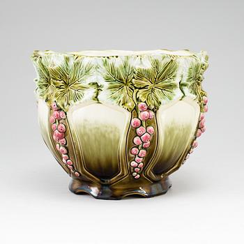 An Art Nouveau majolica plant pot, circa 1900.