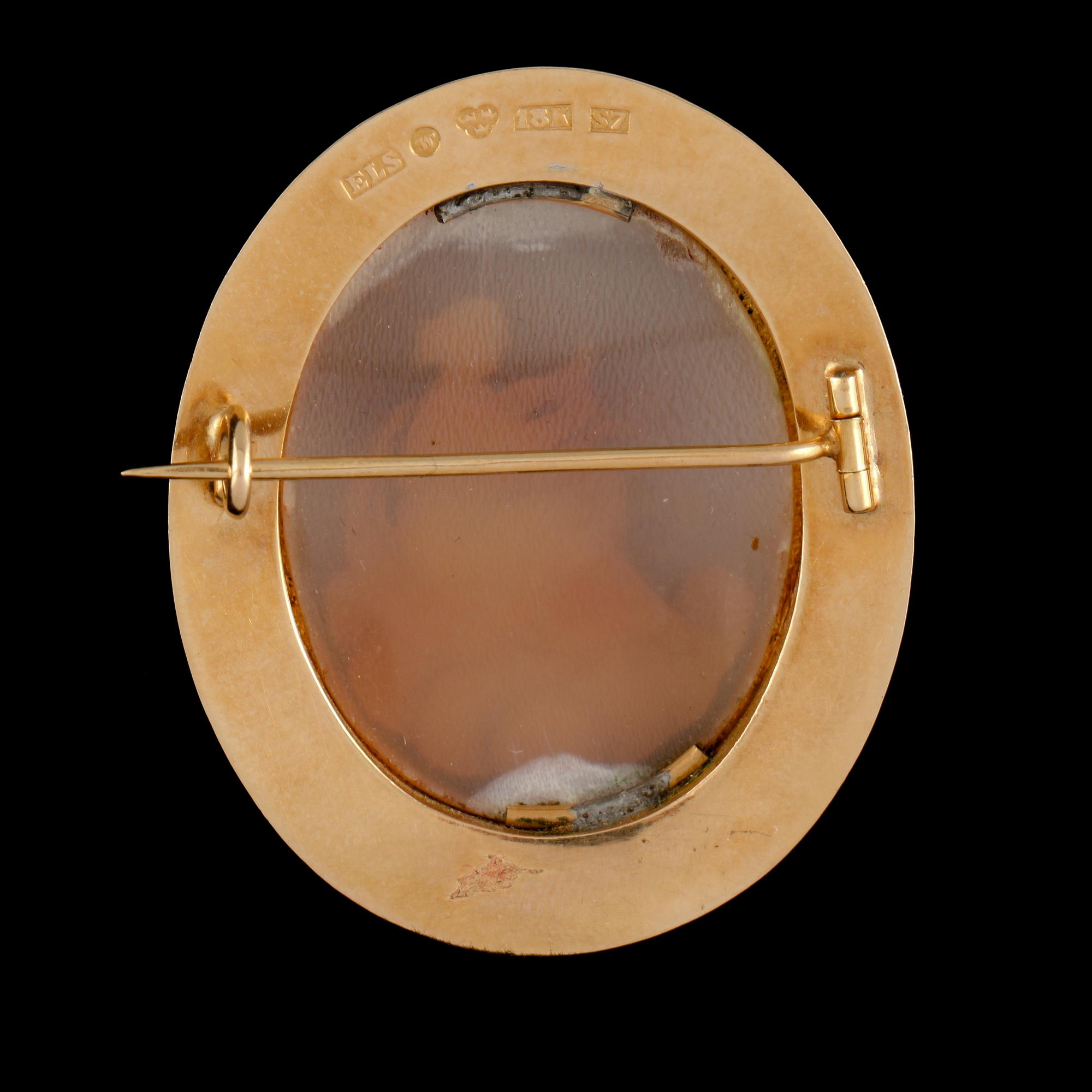 BROSCH, 18k guld, med kamé, Ernst Swenson, Visby, 1920. Vikt 7 g.