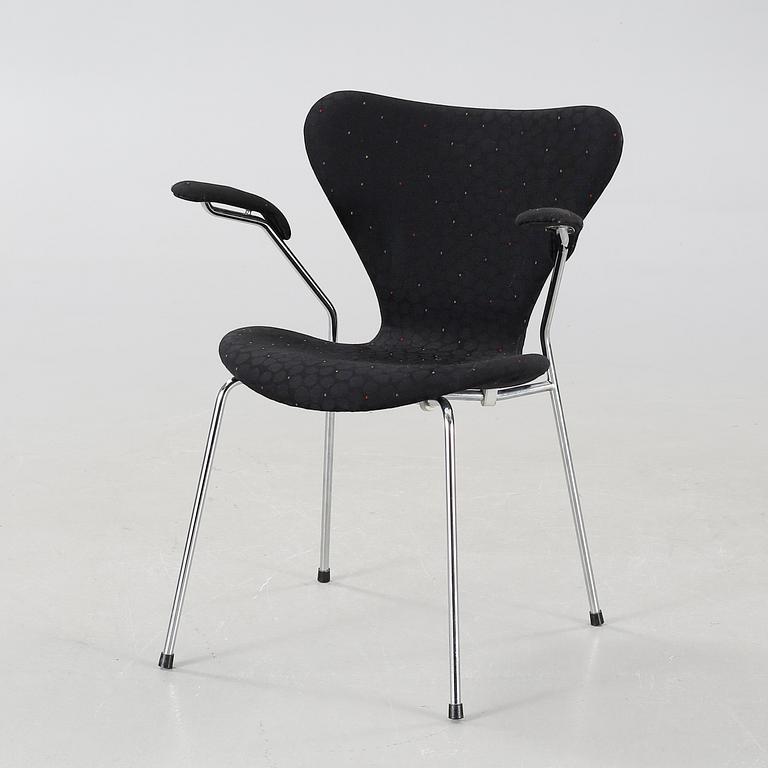 ARNE JACOBSEN, karmstol, "Sjuan", Fritz Hansen, daterad 1994.
