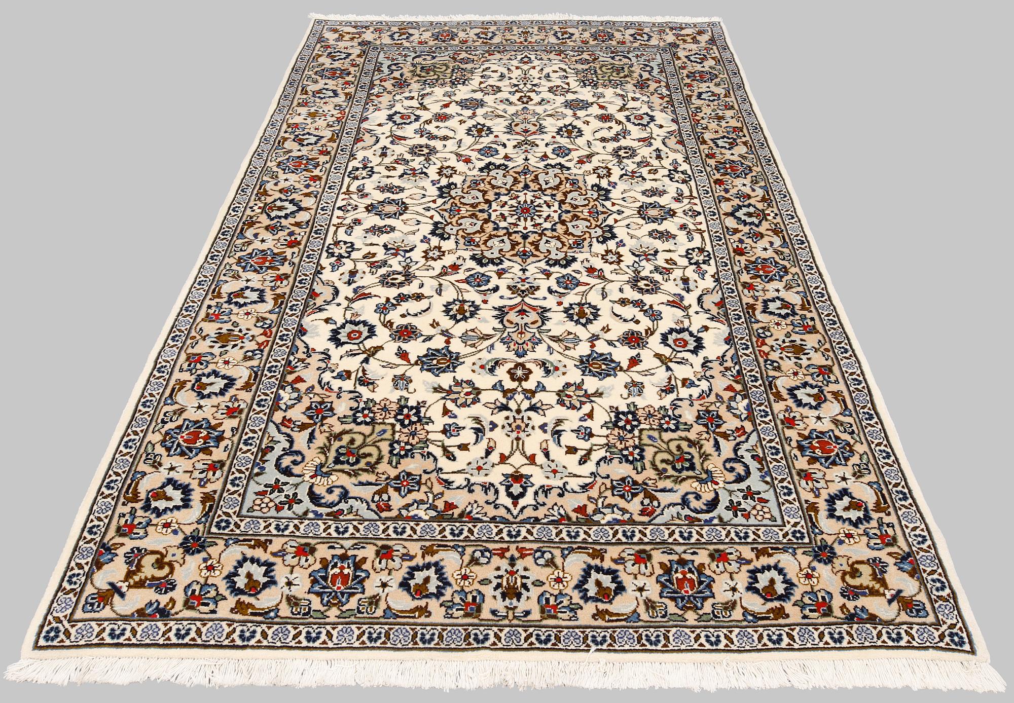 A Kashan carpet, ca 250 x 150 cm.