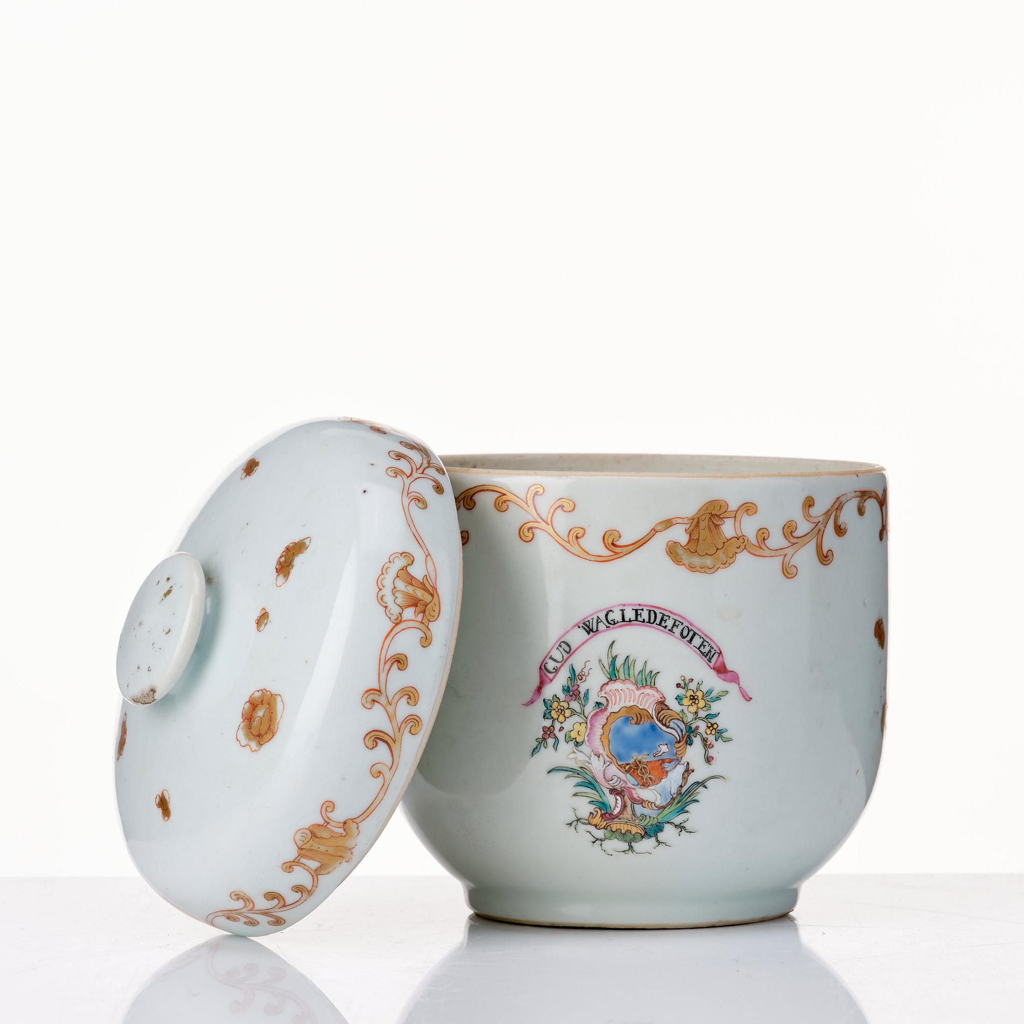 A part armorial tea service, Qing dynasty, 18th Century. (17 pieces).