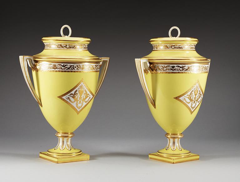 GLACIERER med INSATS och LOCK, ett par, porslin. Wien, 1800-tal.