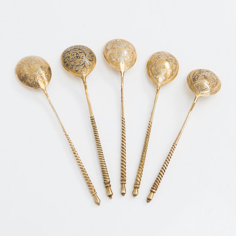 Teglashållare, silver och teskedar, 5 st, förgyllt silver, Moskva 1863-1886.