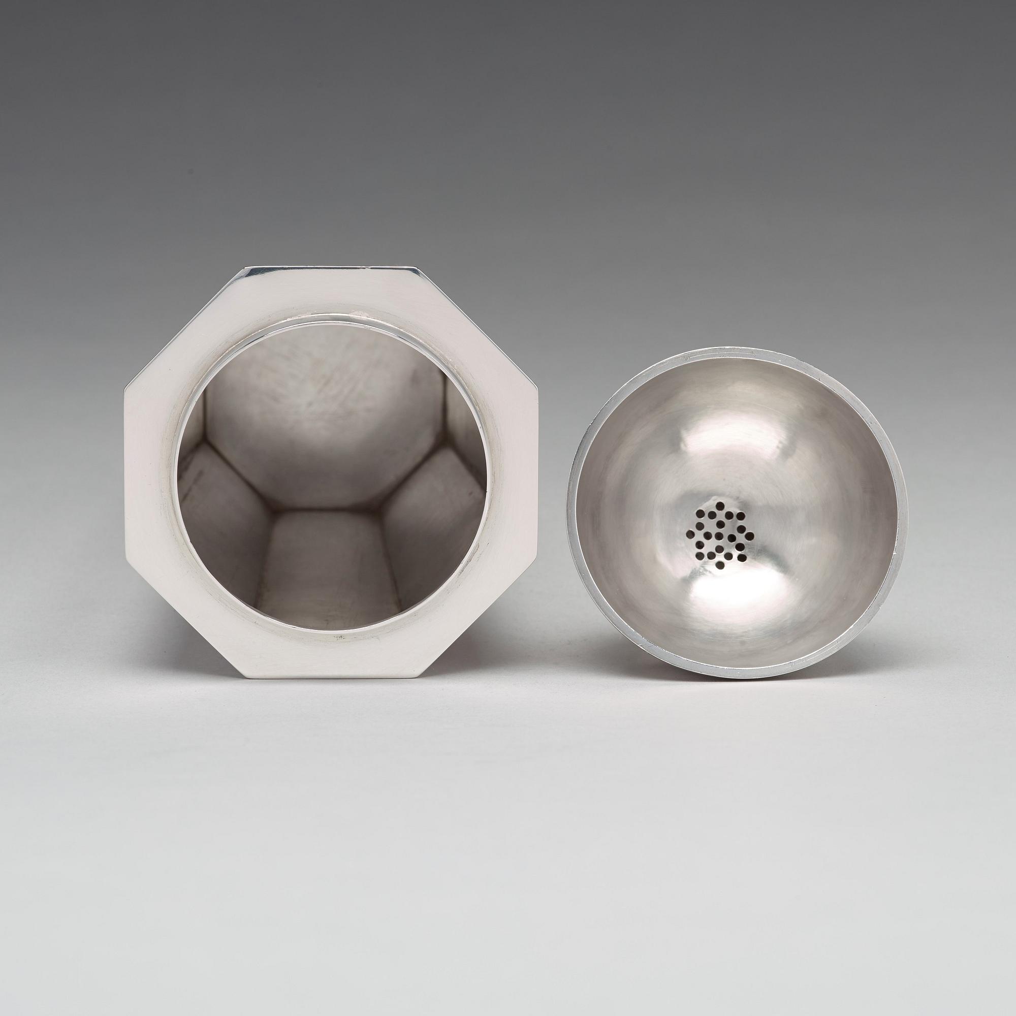 Wiwen Nilsson, a cocktail set comprising a cocktailshaker, ten glasses and a tray, Lund, sterling 1946.