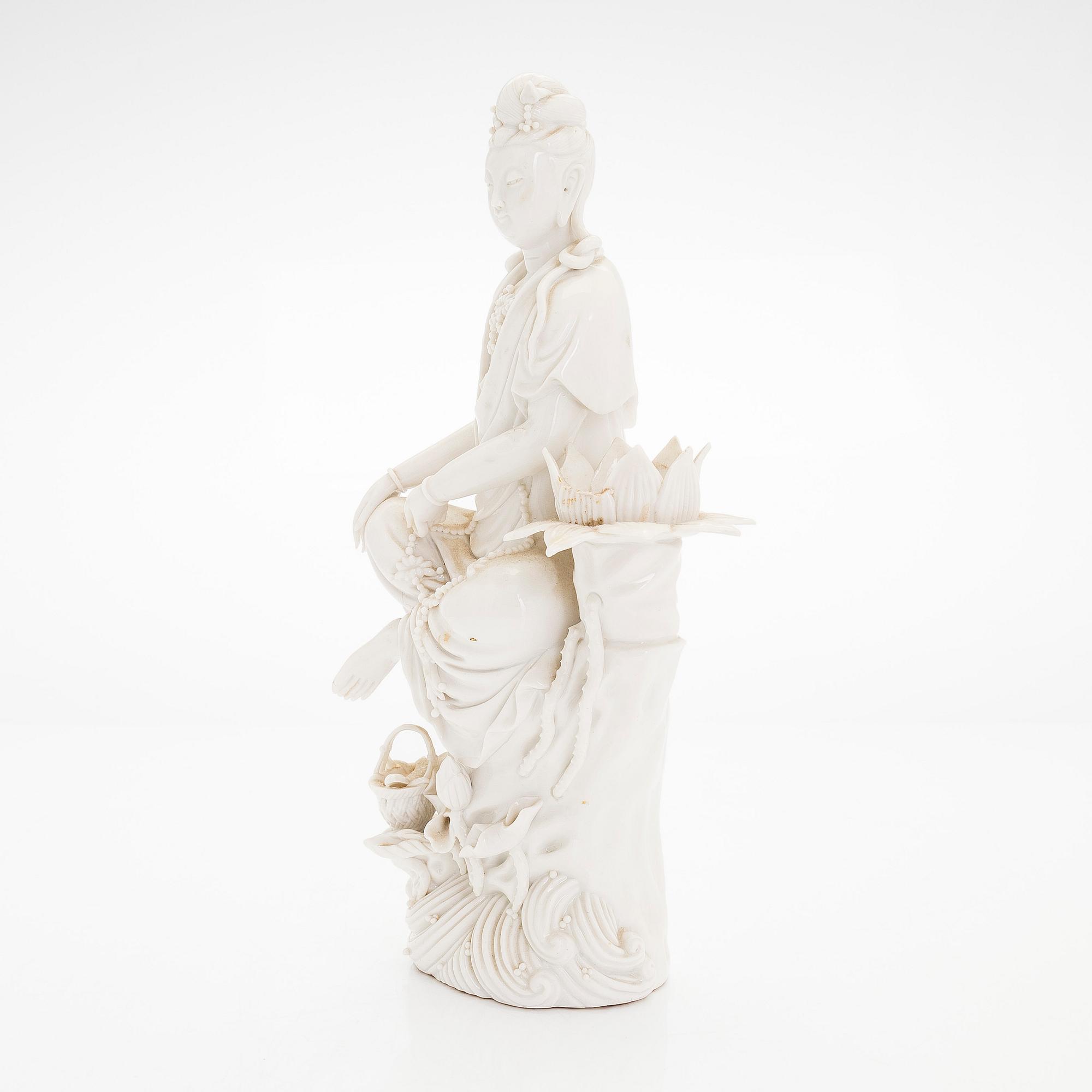 A blance de chine figure of Guanyin, Qing dynasty, 19th century.