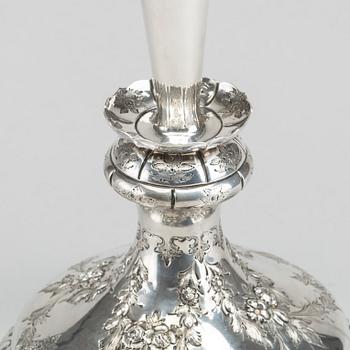 A SILVER VASE FROM SHEFFIELD, England, 19th century, weight ca 490g.