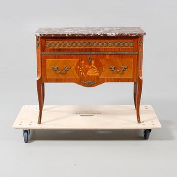 BYRÅ, gustaviansk stil, omkring 1900-talets mitt.