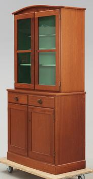 VITRINSKÅP, ur "Triva-serien", design Kerstin Hörlin Holmquist för Nordiska Kompaniet.