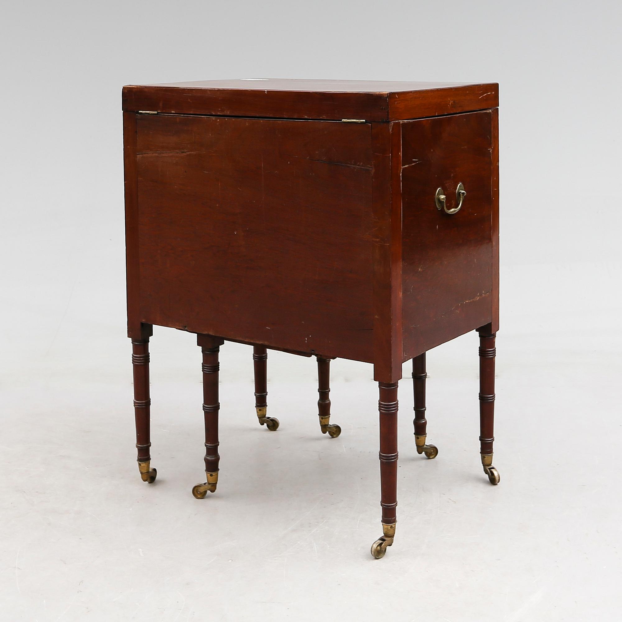 KOMMOD, England, 1800-talets mitt.