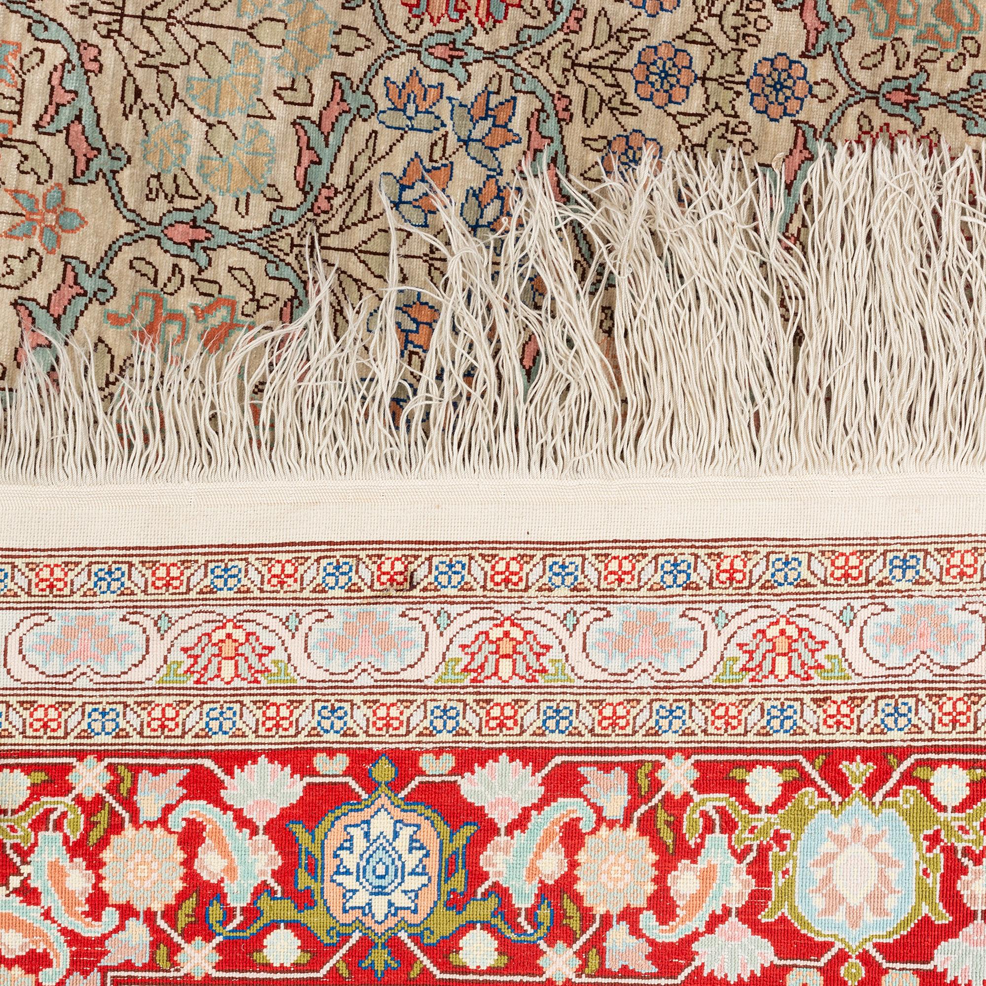 Matta, Old, silke Hereke, signerad, ca 166,5 x 109 cm.