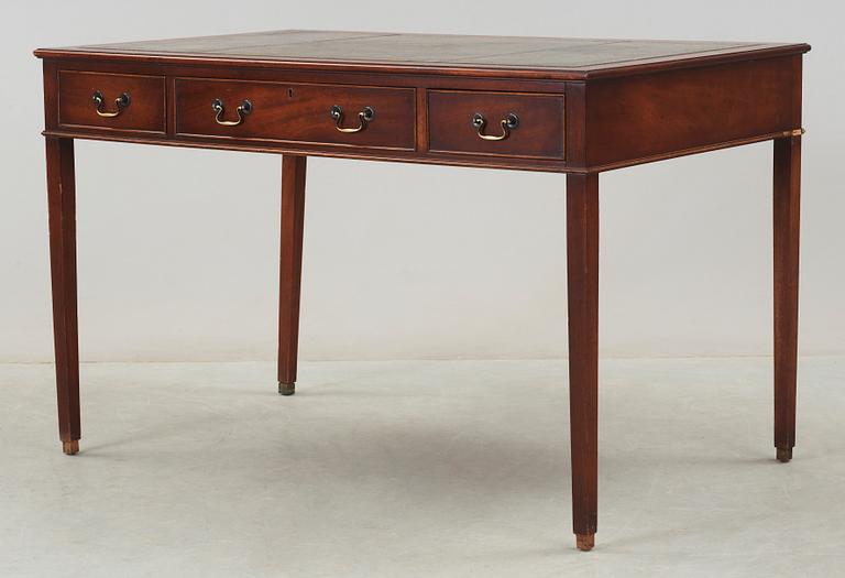 SKRIVBORD samt SKRIVBORDSSTOL, engelsk stil, 1900-talets första hälft.