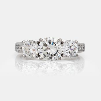 706. RING med tre briljantslipade diamanter, 1.00 ct, 0.52 ct respektive 0.51 ct. Kvalitet ca G-H/VS.