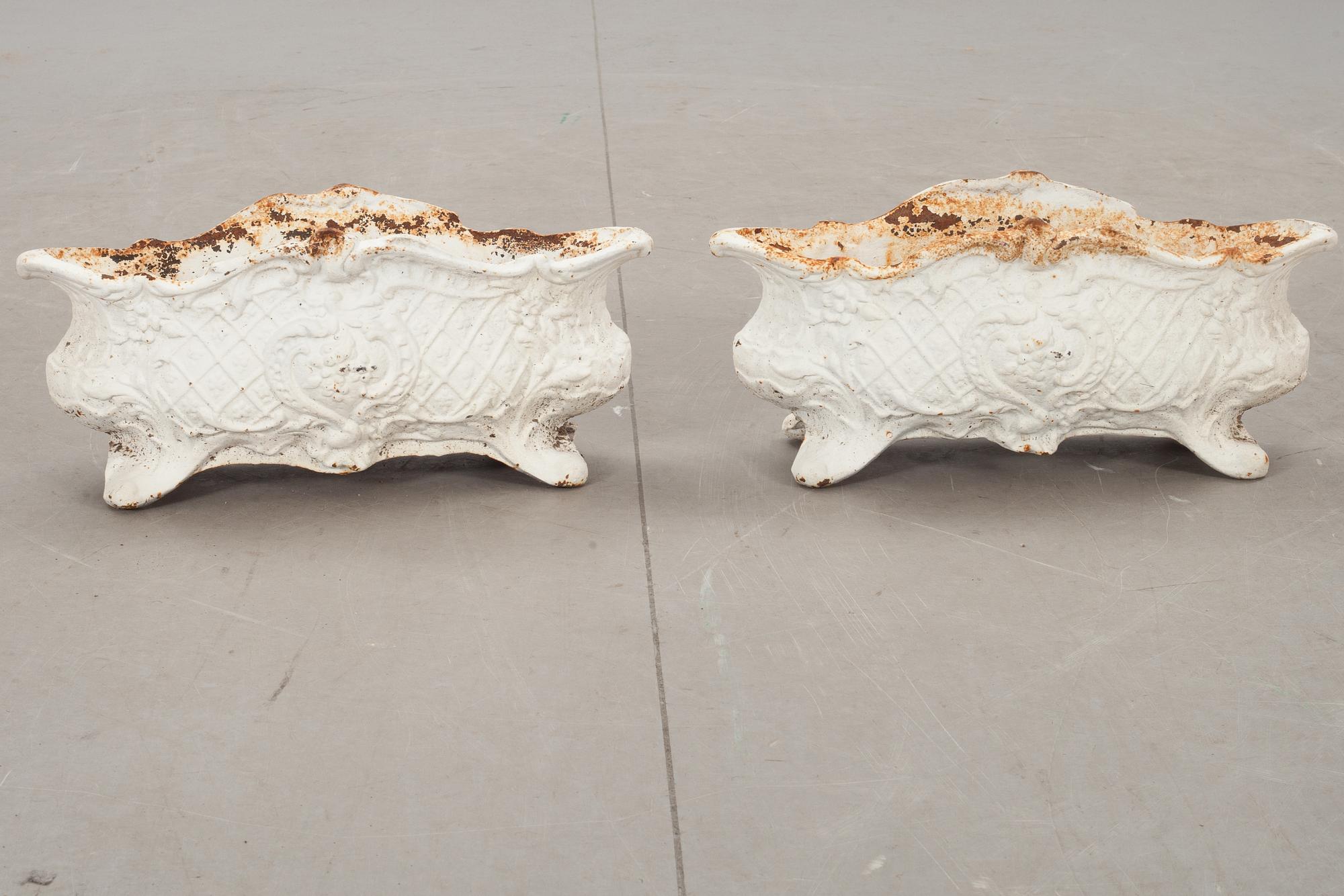 URNOR/JARDINJÄRER, ett par, gjutjärn, 1900-tal.