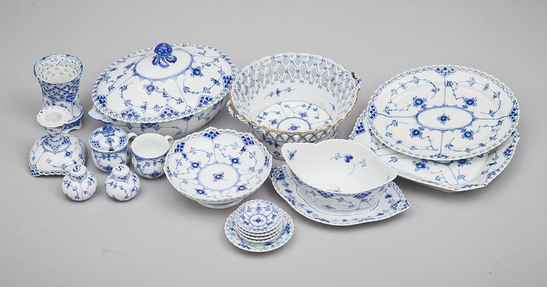 SERVISDELAR, porslin, "Musselmalet", Royal Copenhagen, 43 delar, 1900-talets andra hälft.