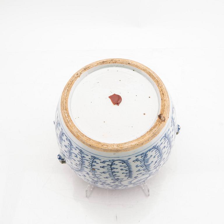 A Chinese porcelain bowl with lid 20th century.