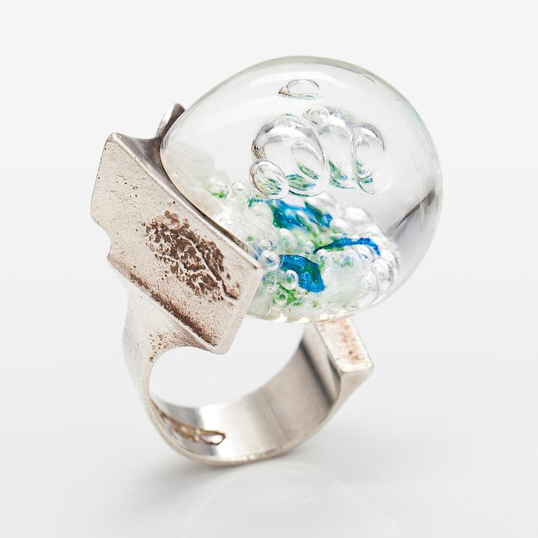 Björn Weckström, Ring "Förstelnad sjö", sterlingsilver och akryl. Lapponia 1971.