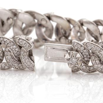 A brilliant cut diamond bracelet. Total carat weight circa 4.50 cts.