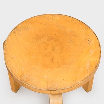 Alvar Aalto, pall, modell 60, samt barstol, modell K65, Artek 1900-talets senare hälft.